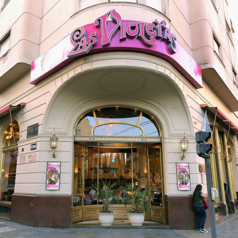 La esquina de Rivadavia y Medrano se transformó en un punto de encuentro histórico gracias a la visión de dos inmigrantes (Fuente: @lasvioletasconfiteriaok / Instagram)