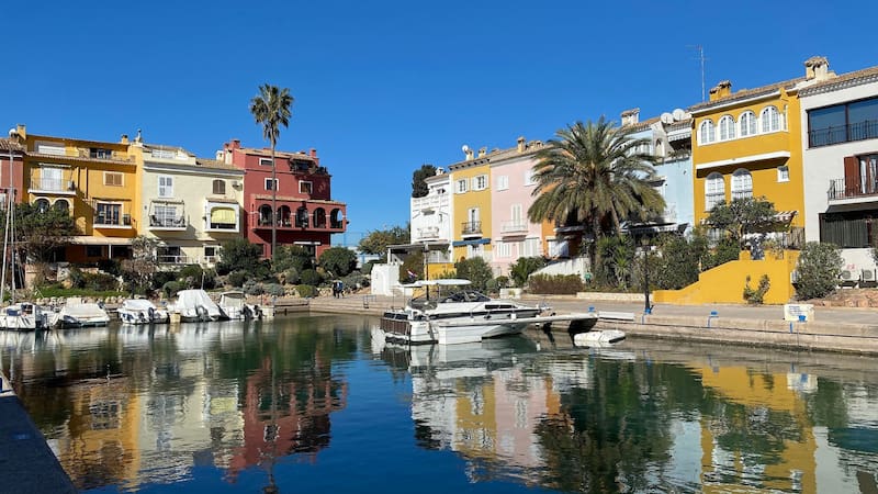 El pueblito costero que es considerado la "Venecia española" por sus hermosos paisajes.