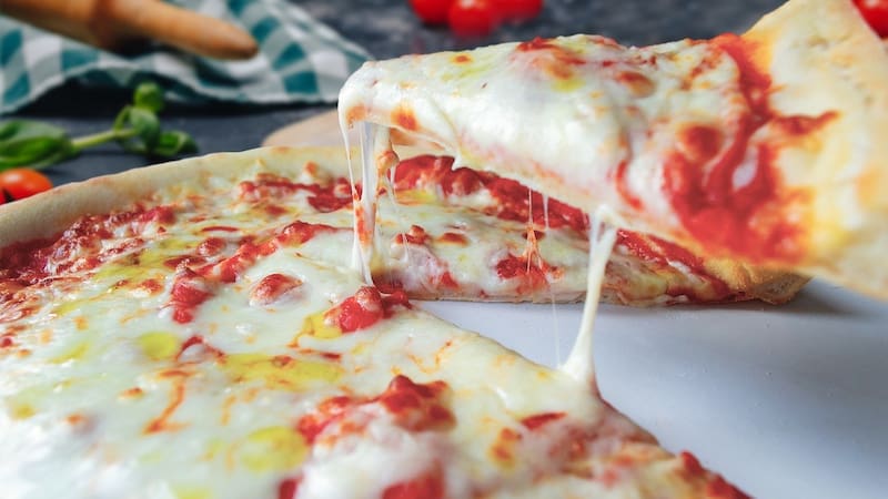 Para quienes buscan una experiencia auténtica, esta pizzería ofrece una opción de porción de parado.