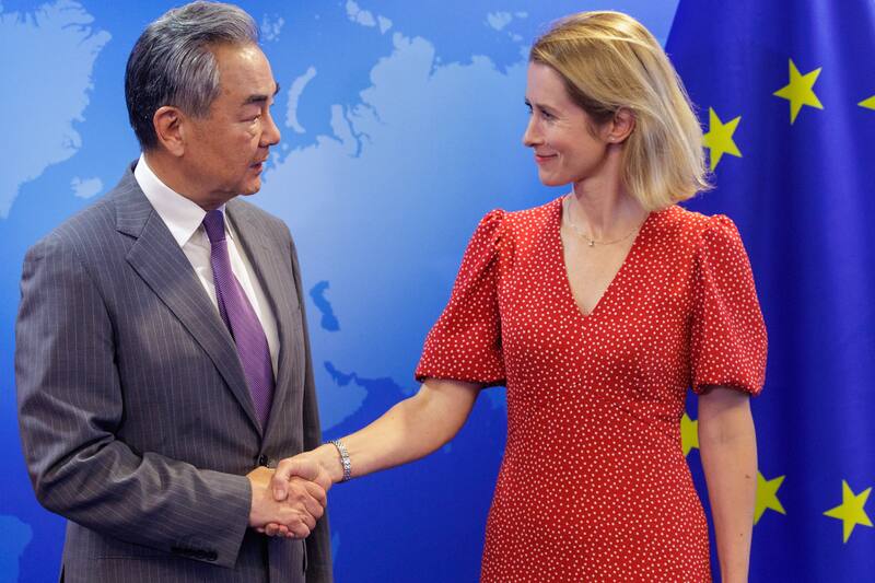 El Ministro de Asuntos Exteriores chino, Wang Yi, junto a la Representante de la Unión Europea para Asuntos Exteriores y Política de Seguridad, Kaja Kallas. (Fuente: EFE / EPA / Olivier Mattys)