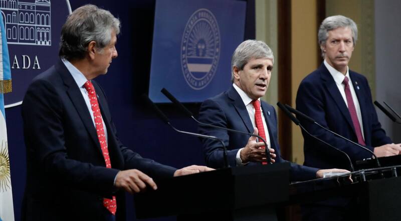 Caputo y el equipo económico el último jueves durante la conferencia