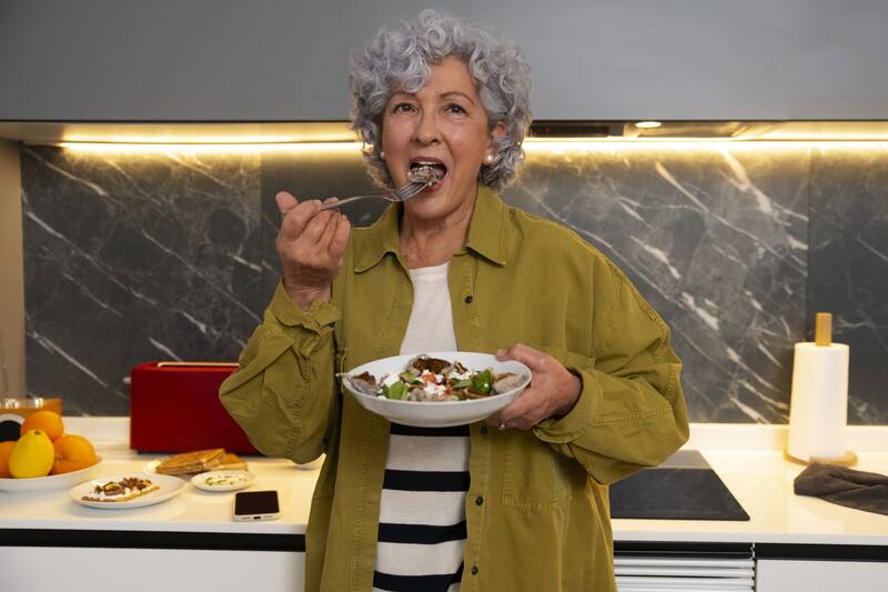 Incluir grasas saludables en la dieta, como frutos secos y semillas, ayuda a mantener un equilibrio nutricional adecuado. (Fuente: Freepik)