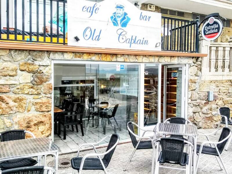 El bar tiene una terraza y un patio exterior para disfrutar en verano. (Foto: oldcaptain.es)