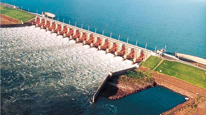 La represa hidroeléctrica Yacyretá, sobre el Río Paraná, es una de las 15 centrales más grandes del mundo