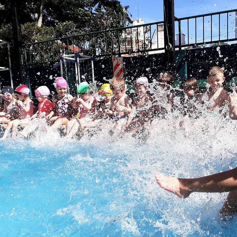 El Club Ferro Carril Oeste es reconocido en Caballito por su emblemática pileta olímpica al aire libre (Fuente: @ferrooficial / Instagram)