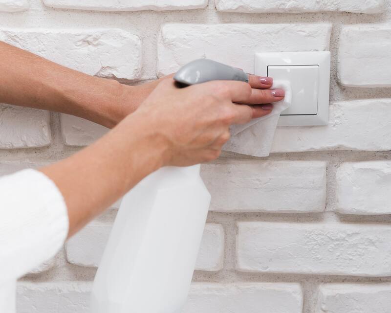 La limpieza adecuada de los interruptores de energía ayuda a reducir la propagación de gérmenes. (Foto: Freepik)