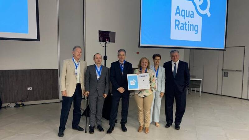 La comitiva que recibió la distinción estuvo integrada por el Ing. Danilo Zanata, Director de Plantas y Establecimientos de AySA, y la Ing. Lucila Giles, encargada de la implementación del proyecto en la empresa, entre otras autoridades.