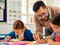 Sindicatos quieren que los docentes trabajen menos y ganen más: exigen ajustar las horas lectivas del profesorado