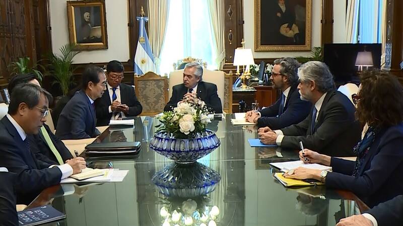 Reunión ampliada del presidente argentino y el primer ministro de Corea del Sur