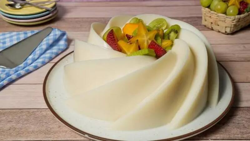 El proceso de preparación de la gelatina de tres leches es tan sencillo que cualquier persona puede hacerla en casa.