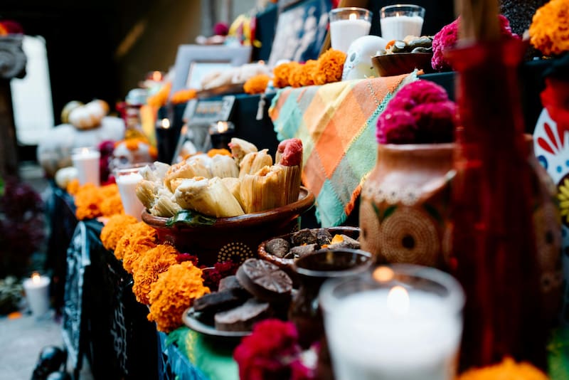 Con los platillos preferidos de los muertos a los que se evoca, velas y flores naranjas para guiar a las almas, la tradición de la ofrenda de los altares es un pilar en el Día de Muertos. (Foto: Pexels)