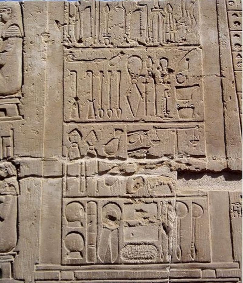 Instrumentos médicos. Herramientas de cirugía representadas en la pared posterior del templo de Kom Ombo, Egipto. (Imagen: Wikimedia Commons / Rowan)