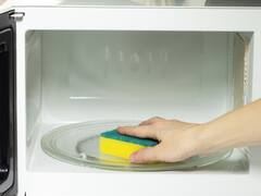 Calentar la esponja dentro del microondas: por qué recomiendan hacerlo y cuáles son sus beneficios