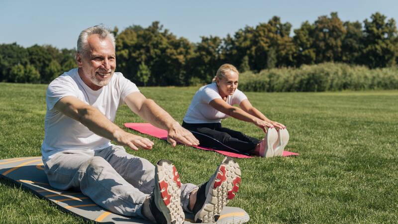 La actividad física es crucial para mantener la salud y el bienestar después de los 60 años.