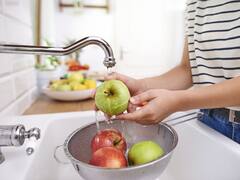 Chau químicos: el método recomendado por una especialista para eliminar los restos de pesticidas de las frutas y verduras