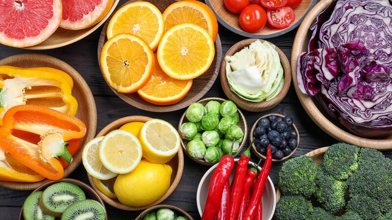 No es kiwi: la fruta dulce y nutritiva que combate la anemia, el estreñimiento y controla la presión arterial