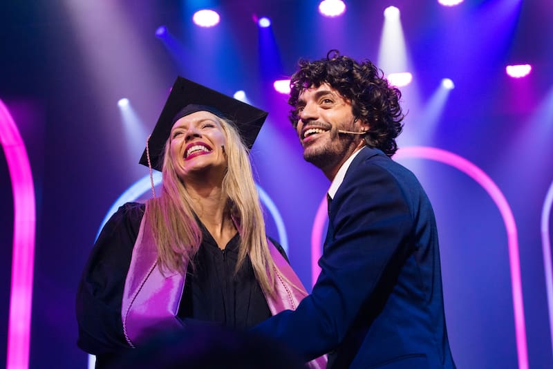 Laurita Fernández enfrenta los estereotipos en "Legalmente Rubia" con un mensaje alentador. Fuente: Legalmente Rubia