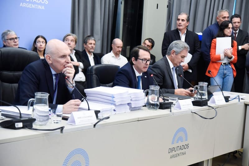 El presidente de la Comisión de Presupuesto y Hacienda de Diputados, José Luis Espert; y los secretarios Carlos Guberman (Hacienda) y Pablo Quirno (Finanzas)