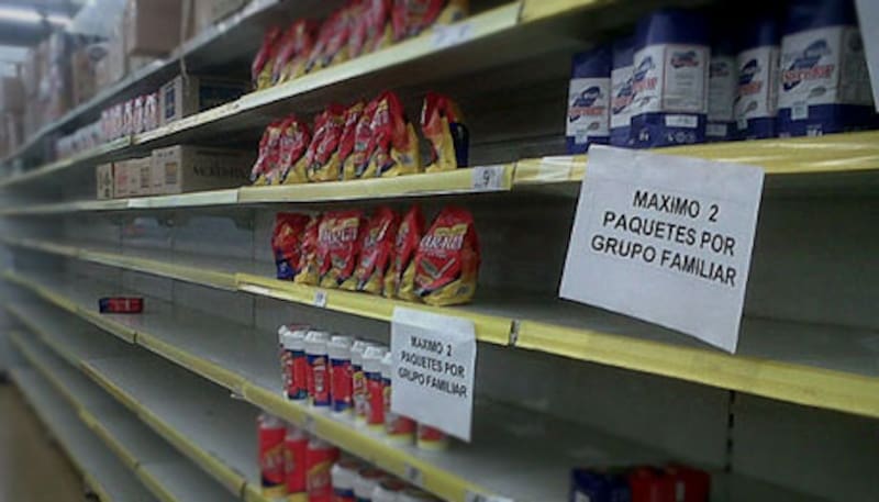 Las góndolas muestran poco surtido y, en los almacenes, remarcaciones por encima de la pauta acordada.