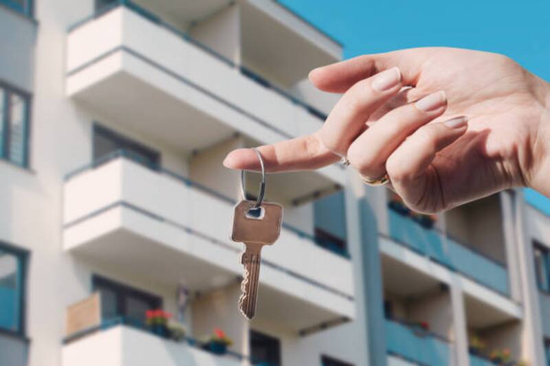 Los expertos aconsejan revisar minuciosamente el contrato de arriendo antes de firmarlo (Fuente: Archivo).