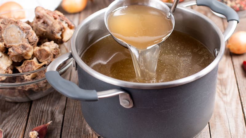 El caldo con más hierro y colágeno: es un "potente antioxidante", antiinflamatorio y combate la anemia.