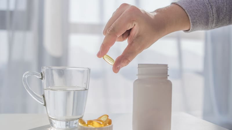 Tomar suplementos vitamínicos es importante a medida que uno envejece para cubrir posibles deficiencias nutricionales.