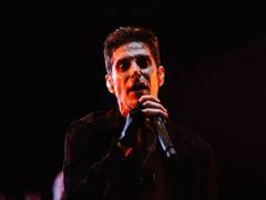 Escándalo en el concierto: dos artistas legendarios a los puñetazos en pleno show