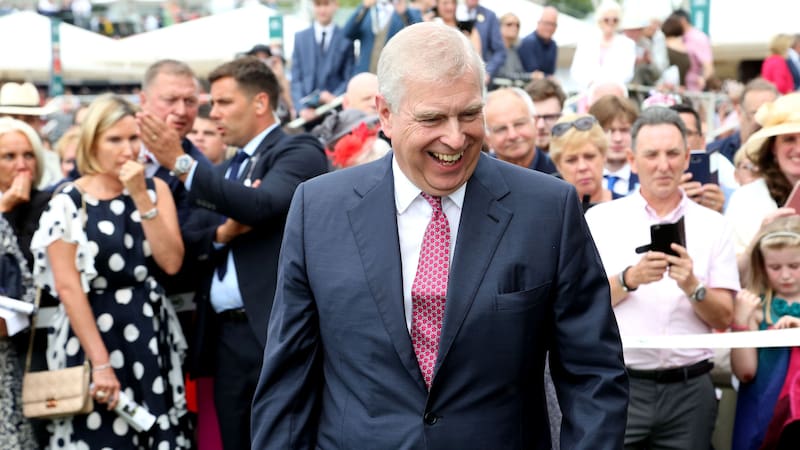 El príncipe Andrés renuncia a sus títulos reales tras años de escándalos ligados a Jeffrey Epstein y espionaje chino.