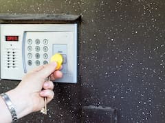 Un experto en cerrajería revela cómo hacen los ladrones para abrir las 'cerraduras inteligentes' en España