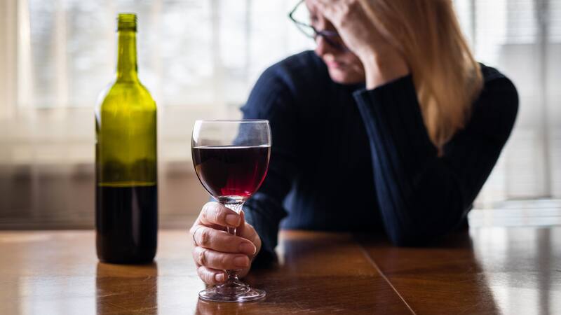 La ciencia revela por qué se produce el dolor de cabeza después de beber vino y cómo evitarlo.
