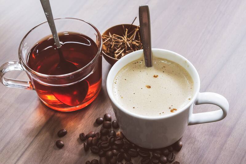 Harvard destacó los beneficios del consumo moderado de té y café. Fuente: Shutterstock.