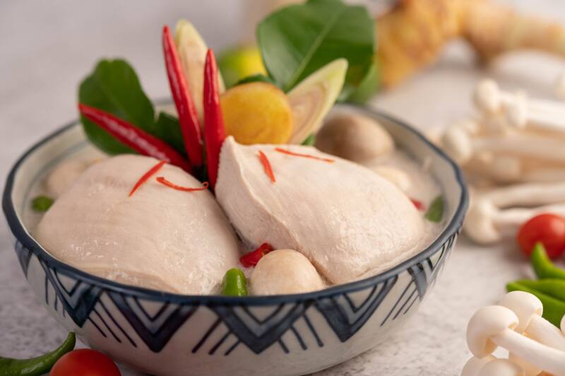 La receta de mayonesa de ave combina frescura y sabor, perfecta para las noches cálidas de diciembre. (Foto: Freepik)