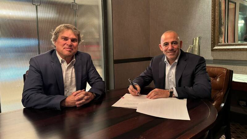 James Scriven, gerente general de BID Invest, y Hernán Spoto, director de Sidersa, en la firma del convenio.