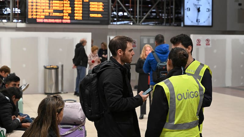 Suspenden la actividad en trenes, aviones, puertos y autobuses en Valencia por la DANA.