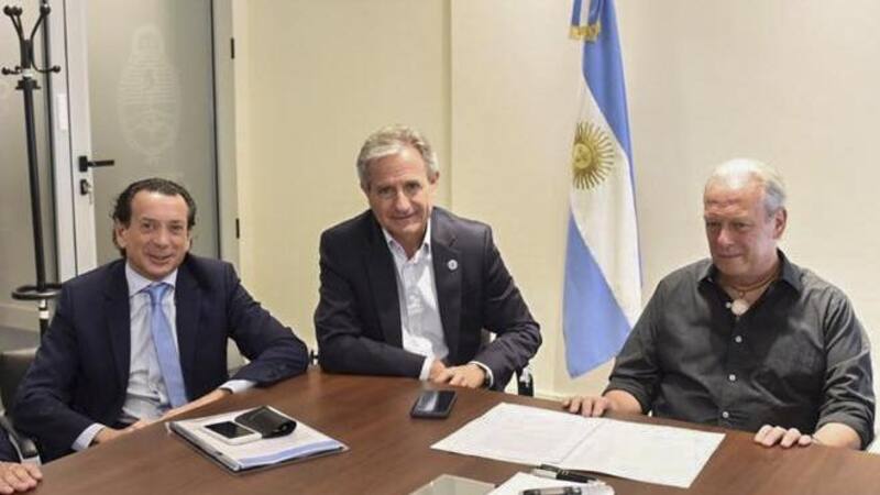 Sica, Ibarra y Rodríguez, ayer durante la firma del bono