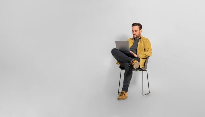 Esta acción casi involuntaria puede denotar una característica de quienes lo repiten sin cesar, y no se trata solo de nerviosismo. Fuente: Shutterstock.