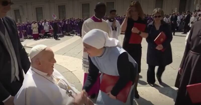 El Papa agradeció a los presentes con un breve saludo: "Buen domingo a todos. Muchas gracias".