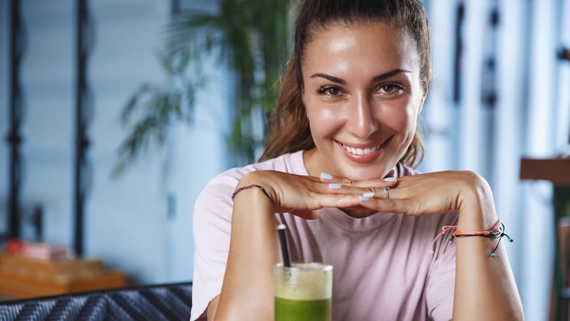 El jugo de pepino, perejil y kiwi es bajo en calorías y rico en nutrientes, lo que lo convierte en una opción ideal para mantener una alimentación saludable.