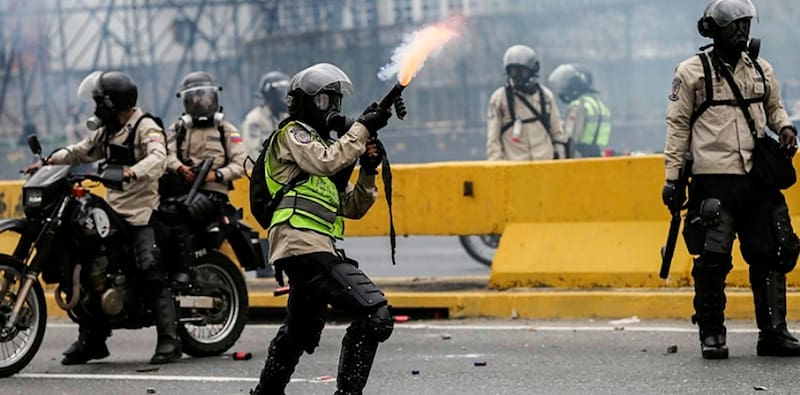 Una imagen de la represión del régimen de Nicolás Maduro contra la oposición en las calles de Venezuela.