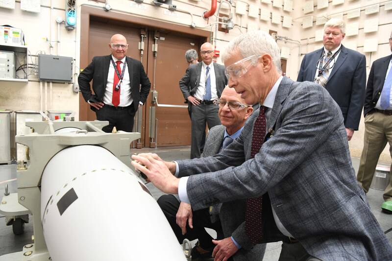 Chirs Wright sellando la primera unidad de la bomba de gravedad B61-13. Fuente: archivo.