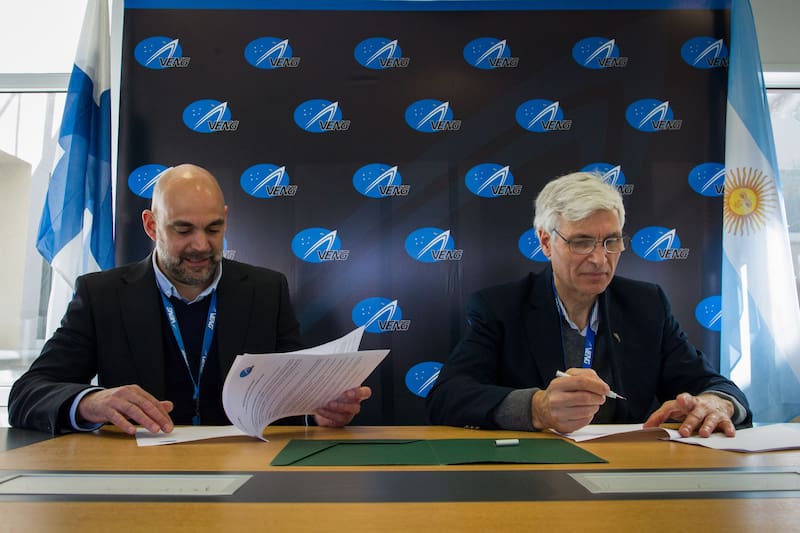 Firma del convenio entre VENG y ReOrbit.