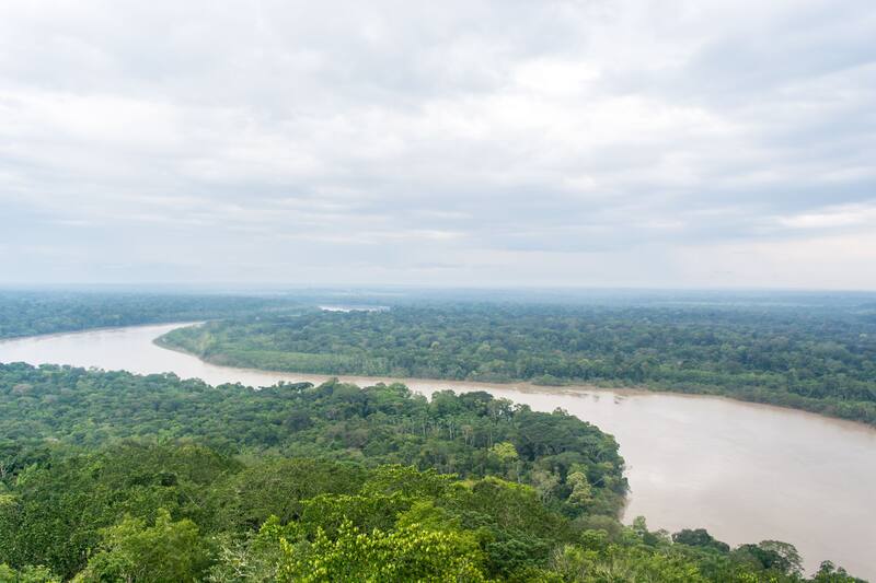 En las visitas nocturnas, las leyendas del Guaviare cobran vida, sumergiendo a los turistas en relatos ancestrales y misteriosos.