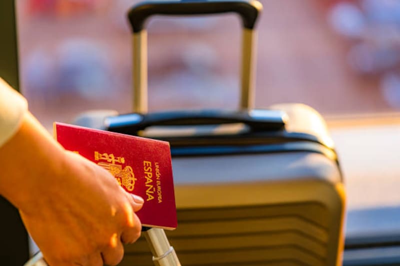 El pasaporte español es uno de los más poderosos del mundo, permitiendo la entrada sin visa a más de 180 países.