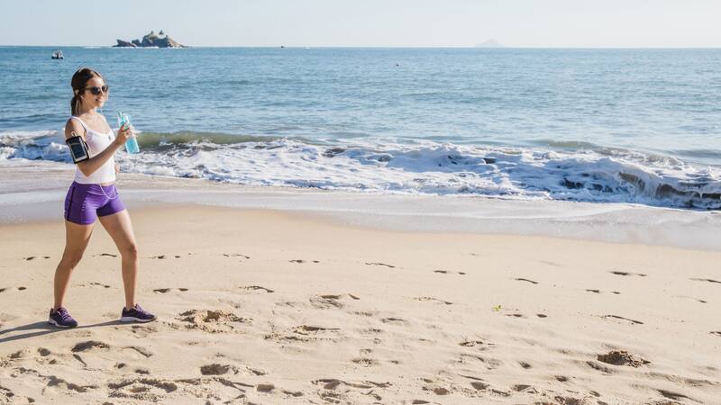 Esta actividad combina el ejercicio cardiovascular con la resistencia del agua para fortalecer los músculos (Fuente: Freepik)