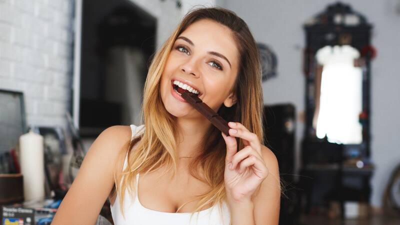 El chocolate negro es una opción deliciosa que, gracias a su contenido en magnesio y polifenoles, puede ayudar a disminuir la ansiedad y promover una sensación de bienestar. (Fuente: Freepik)