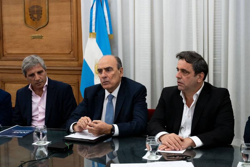 Luis Caputo, Guillermo Francos y Lisandro Catalán; ayer en la videollamada con 20 gobernadores