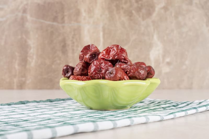 Los dátiles ofrecen beneficios saludables, como la disminución del colesterol y el fortalecimiento del sistema inmunológico, entre otros. (Foto: Freepik.es)