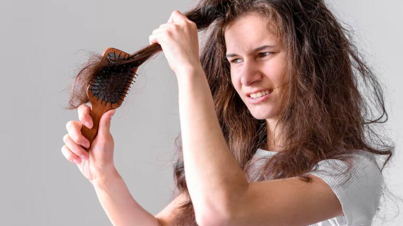 Para favorecer la salud capilar es necesario mantener el cabello limpio y desenredado.