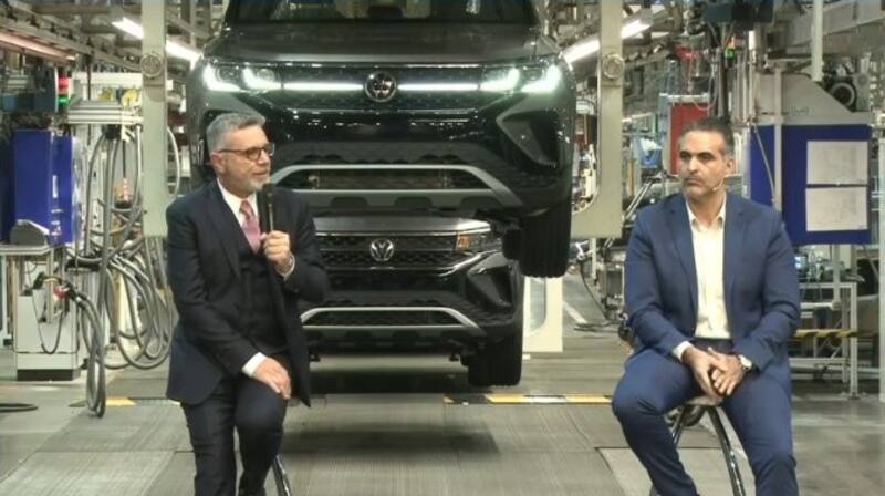 Ariel Schale, secretario de Industria, Economía del Conocimiento y Gestión Comercial; y Pablo Di Si, presidente ejecutivo de VW en América latina.