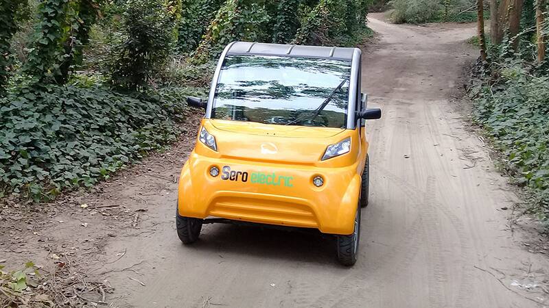 Sero Electric produce cinco modelos: un sedán para transporte individual y cuatro con distintas capacidades de carga.
